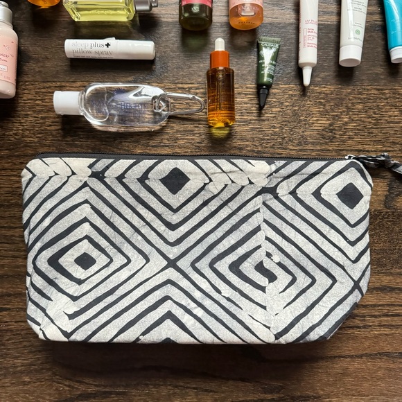 Giant Beauty Travel Size Bundle with Cosmetic Bag | NWT - Picture 6 of 6